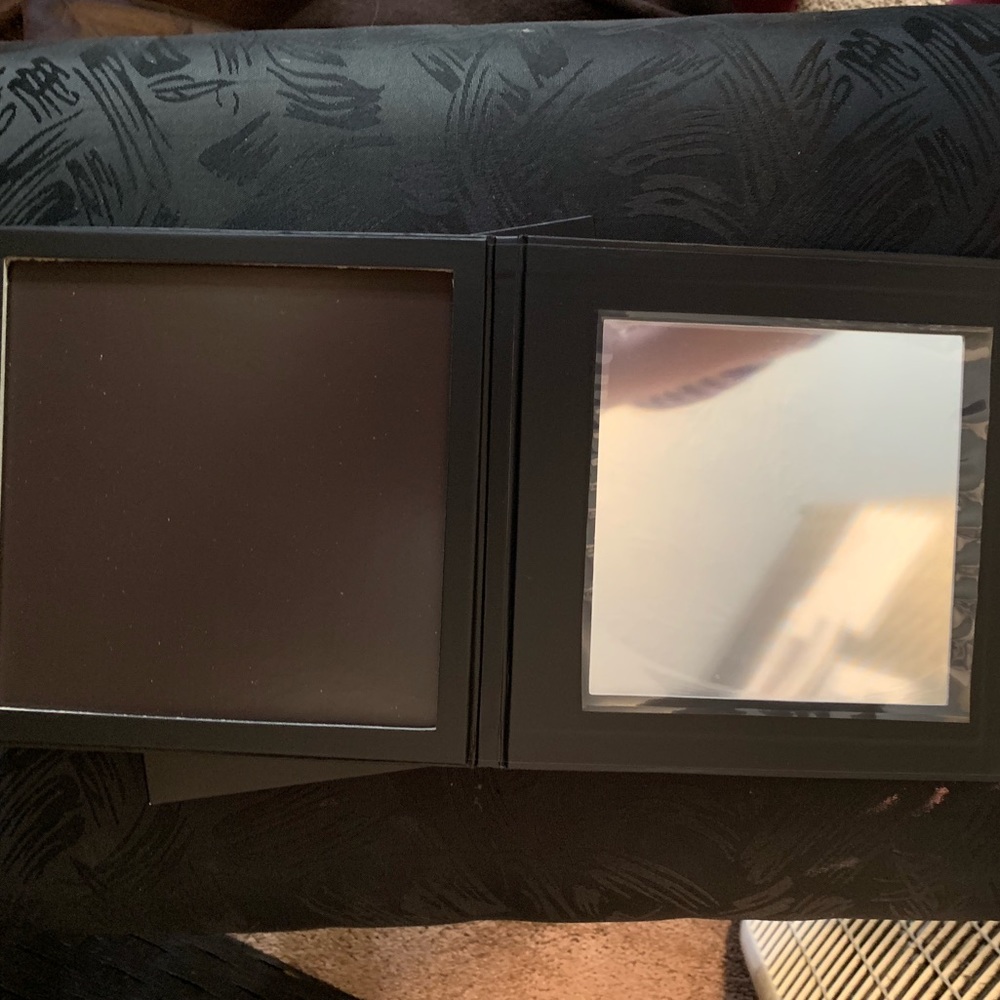 Younique 25 pressed shadow holder